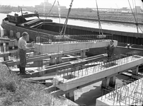 44439 Afbeelding van het stellen van betonkespen op de stelgordingen ten behoeve van de aanleg van de loswal langs de ...